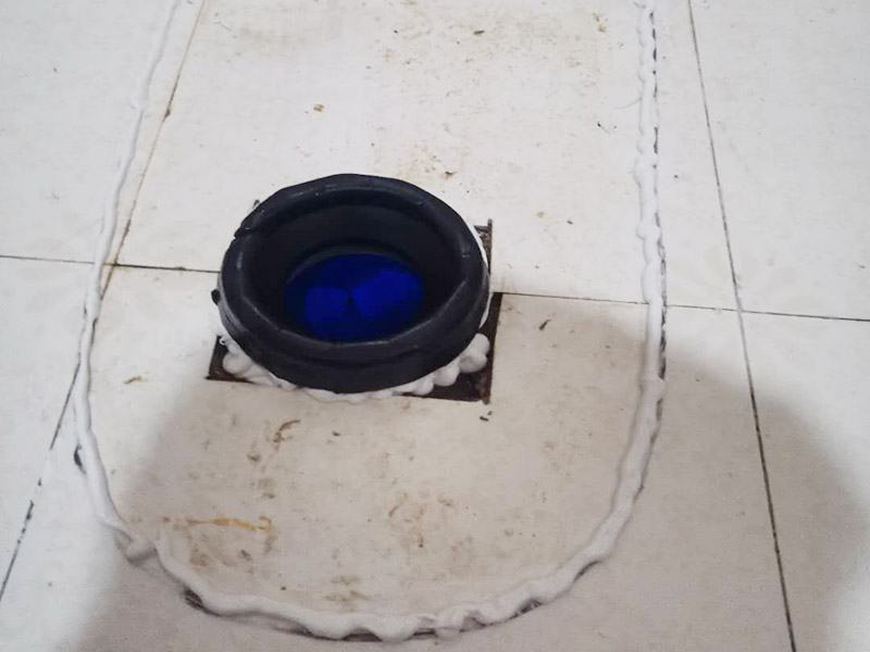 馬桶止逆閥安裝： 1、檢查排污管道與地面水平度：在安裝馬桶前應(yīng)先對(duì)排污管道進(jìn)行全面檢查，看管道內(nèi)是否有泥砂、廢紙等雜物堵塞，同時(shí)檢查馬桶安裝位的地面前后左右是否水平，如發(fā)現(xiàn)地面不平，在安裝時(shí)應(yīng)將地面找平。 2、確定排污管中心：翻轉(zhuǎn)馬桶，在馬桶排污口上確定中心，并劃出十字中心線，中心線應(yīng)延伸到馬桶底部四周腳邊。 3、固定馬桶：將馬桶上的與地面排污口的十字線對(duì)準(zhǔn)，保持水平安裝馬桶，并用力壓緊密封圈，安裝上地腳螺絲及裝飾帽。 4、做好底部密封：在馬桶排污口上安裝好專用密封圈，或在四周打上一圈玻璃膠(油灰)或水泥砂漿，水泥與砂的比例為1：3。 5、安裝水箱配件：放水3-5分鐘沖洗管道，以保證自來水管的清潔;再安裝角閥和連接軟管，然后將軟管與安裝的水箱配件進(jìn)水閥連接并按通水源。 6、調(diào)試檢驗(yàn)：檢查進(jìn)水閥進(jìn)水及密封是否正常，檢查排水閥安裝位置是否靈活，有無卡阻及滲漏，有無漏裝進(jìn)水閥過濾裝置等