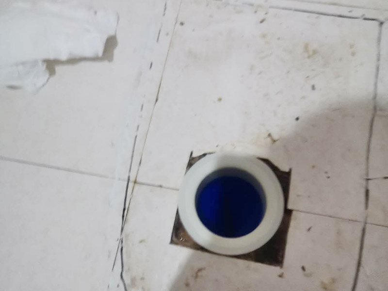 馬桶止逆閥安裝： 1、檢查排污管道與地面水平度：在安裝馬桶前應(yīng)先對(duì)排污管道進(jìn)行全面檢查，看管道內(nèi)是否有泥砂、廢紙等雜物堵塞，同時(shí)檢查馬桶安裝位的地面前后左右是否水平，如發(fā)現(xiàn)地面不平，在安裝時(shí)應(yīng)將地面找平。 2、確定排污管中心：翻轉(zhuǎn)馬桶，在馬桶排污口上確定中心，并劃出十字中心線，中心線應(yīng)延伸到馬桶底部四周腳邊。 3、固定馬桶：將馬桶上的與地面排污口的十字線對(duì)準(zhǔn)，保持水平安裝馬桶，并用力壓緊密封圈，安裝上地腳螺絲及裝飾帽。 4、做好底部密封：在馬桶排污口上安裝好專用密封圈，或在四周打上一圈玻璃膠(油灰)或水泥砂漿，水泥與砂的比例為1：3。 5、安裝水箱配件：放水3-5分鐘沖洗管道，以保證自來水管的清潔;再安裝角閥和連接軟管，然后將軟管與安裝的水箱配件進(jìn)水閥連接并按通水源。 6、調(diào)試檢驗(yàn)：檢查進(jìn)水閥進(jìn)水及密封是否正常，檢查排水閥安裝位置是否靈活，有無卡阻及滲漏，有無漏裝進(jìn)水閥過濾裝置等