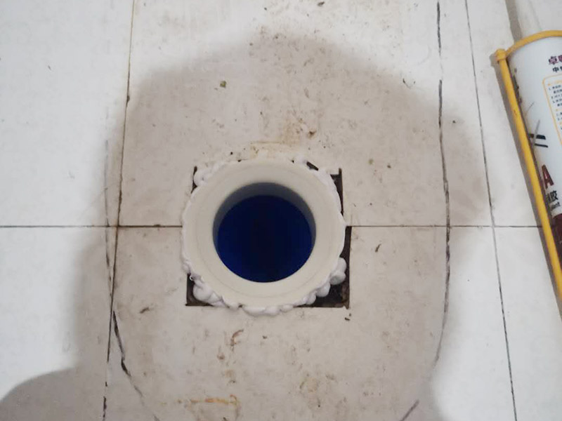 馬桶止逆閥安裝： 1、檢查排污管道與地面水平度：在安裝馬桶前應(yīng)先對(duì)排污管道進(jìn)行全面檢查，看管道內(nèi)是否有泥砂、廢紙等雜物堵塞，同時(shí)檢查馬桶安裝位的地面前后左右是否水平，如發(fā)現(xiàn)地面不平，在安裝時(shí)應(yīng)將地面找平。 2、確定排污管中心：翻轉(zhuǎn)馬桶，在馬桶排污口上確定中心，并劃出十字中心線，中心線應(yīng)延伸到馬桶底部四周腳邊。 3、固定馬桶：將馬桶上的與地面排污口的十字線對(duì)準(zhǔn)，保持水平安裝馬桶，并用力壓緊密封圈，安裝上地腳螺絲及裝飾帽。 4、做好底部密封：在馬桶排污口上安裝好專用密封圈，或在四周打上一圈玻璃膠(油灰)或水泥砂漿，水泥與砂的比例為1：3。 5、安裝水箱配件：放水3-5分鐘沖洗管道，以保證自來水管的清潔;再安裝角閥和連接軟管，然后將軟管與安裝的水箱配件進(jìn)水閥連接并按通水源。 6、調(diào)試檢驗(yàn)：檢查進(jìn)水閥進(jìn)水及密封是否正常，檢查排水閥安裝位置是否靈活，有無卡阻及滲漏，有無漏裝進(jìn)水閥過濾裝置等