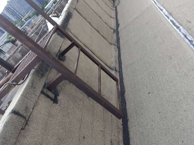 廠房屋頂防水處理：首先，用水泥砂漿找平，同時做好防水層和保護層，然后，檢查基層處理并進行清理，要求不能有任何雜質(zhì)，且屋面必須保持干燥，否則會直接影響防水效果，最后，根據(jù)當(dāng)天的施工量配置相應(yīng)的瀝青，并參照從高到低、從遠(yuǎn)到近的順序，開始鋪貼屋面防水卷材。