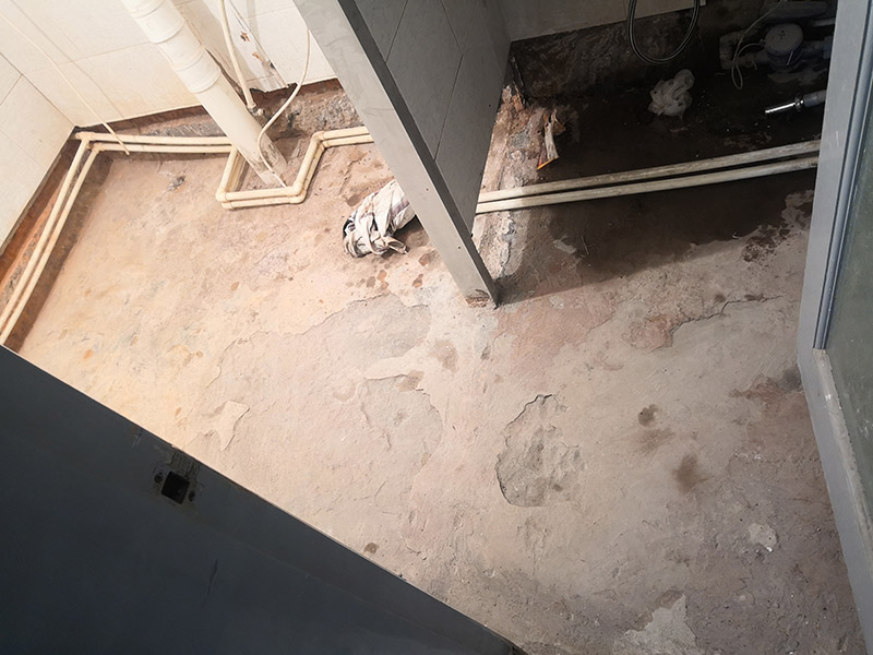 衛(wèi)生間地面找平防水:衛(wèi)生間做防水處理的第一步就是涂抹防水涂料，但是因?yàn)槠胀ǖ淖≌l(wèi)生間普遍都比較小，并且都會(huì)有管線穿過(guò)樓板的情況，因此在做衛(wèi)生間防水時(shí)一般都是涂抹防水涂料而不是采用卷材來(lái)進(jìn)行防水。 涂刷完防水涂料之后，再等涂料完全干燥后就可以進(jìn)行閉水試驗(yàn)了。做閉水試驗(yàn)之前需要把衛(wèi)生間的所有出入水口都堵住，然后在衛(wèi)生間里放水，高大致在2厘米左右即可，然后等到第二天看一下衛(wèi)生間樓下的天花板有沒(méi)有漏水，還有看一下衛(wèi)生間隔壁的墻體是否有滲水的情況。 衛(wèi)生間防水處理的工作做完以后還需要將衛(wèi)生間的一些垃圾和廢棄的工具都清理干凈，要保持地面和衛(wèi)生間墻體的整潔。