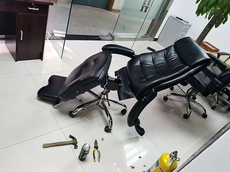 公司椅子組裝：輪子裝完后把五星腳翻轉(zhuǎn)過來，將氣桿放進(jìn)中間孔位，放入前請(qǐng)拔掉氣桿帽.將坐墊放干凈的地面安裝底盤，安裝時(shí)注意底盤方向，將螺絲擰緊；底盤安裝好后將坐墊放在氣桿上面，插入底盤孔位；坐墊放氣桿上后，開始安裝扶手（注意扶手前后左右）；注意不要把扶手的螺絲全部裝緊以便后面裝靠背方便點(diǎn)；將靠背放坐墊上注意方向，先將靠背與扶手的孔位對(duì)準(zhǔn)，再將靠背底部?jī)蛇吢萁z裝上去同樣不要擰緊，裝好底部螺絲后將靠背扶起安裝靠背頂部螺絲裝好后將所有螺絲擰緊；