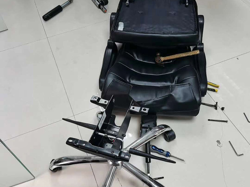 公司椅子組裝：輪子裝完后把五星腳翻轉(zhuǎn)過來，將氣桿放進(jìn)中間孔位，放入前請(qǐng)拔掉氣桿帽.將坐墊放干凈的地面安裝底盤，安裝時(shí)注意底盤方向，將螺絲擰緊；底盤安裝好后將坐墊放在氣桿上面，插入底盤孔位；坐墊放氣桿上后，開始安裝扶手（注意扶手前后左右）；注意不要把扶手的螺絲全部裝緊以便后面裝靠背方便點(diǎn)；將靠背放坐墊上注意方向，先將靠背與扶手的孔位對(duì)準(zhǔn)，再將靠背底部?jī)蛇吢萁z裝上去同樣不要擰緊，裝好底部螺絲后將靠背扶起安裝靠背頂部螺絲裝好后將所有螺絲擰緊；