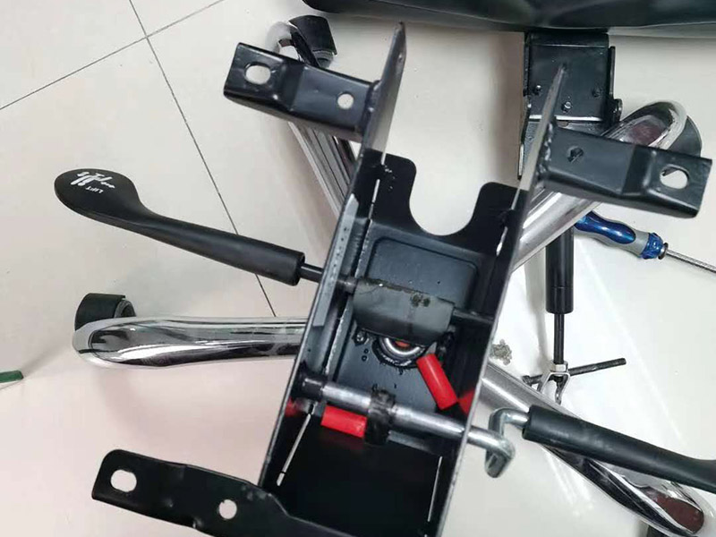 公司椅子組裝：輪子裝完后把五星腳翻轉(zhuǎn)過來，將氣桿放進(jìn)中間孔位，放入前請(qǐng)拔掉氣桿帽.將坐墊放干凈的地面安裝底盤，安裝時(shí)注意底盤方向，將螺絲擰緊；底盤安裝好后將坐墊放在氣桿上面，插入底盤孔位；坐墊放氣桿上后，開始安裝扶手（注意扶手前后左右）；注意不要把扶手的螺絲全部裝緊以便后面裝靠背方便點(diǎn)；將靠背放坐墊上注意方向，先將靠背與扶手的孔位對(duì)準(zhǔn)，再將靠背底部?jī)蛇吢萁z裝上去同樣不要擰緊，裝好底部螺絲后將靠背扶起安裝靠背頂部螺絲裝好后將所有螺絲擰緊；