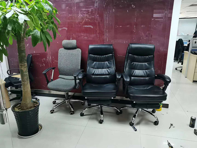 公司椅子組裝：輪子裝完后把五星腳翻轉(zhuǎn)過來，將氣桿放進(jìn)中間孔位，放入前請(qǐng)拔掉氣桿帽.將坐墊放干凈的地面安裝底盤，安裝時(shí)注意底盤方向，將螺絲擰緊；底盤安裝好后將坐墊放在氣桿上面，插入底盤孔位；坐墊放氣桿上后，開始安裝扶手（注意扶手前后左右）；注意不要把扶手的螺絲全部裝緊以便后面裝靠背方便點(diǎn)；將靠背放坐墊上注意方向，先將靠背與扶手的孔位對(duì)準(zhǔn)，再將靠背底部?jī)蛇吢萁z裝上去同樣不要擰緊，裝好底部螺絲后將靠背扶起安裝靠背頂部螺絲裝好后將所有螺絲擰緊；