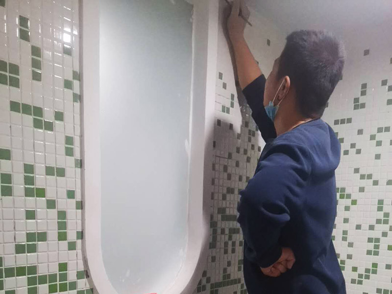 浴室馬賽克清縫：1、用抹灰刀把墻面處理平整，用干抹布處理掉墻面灰塵; 2、將馬賽克粘合劑輔料用鋸齒刮刀均勻鋪于墻面2mm厚，用齒刀把表面刮成均勻條紋機理; 3、按順序?qū)ⅠR賽克貼于墻上，注意每片之間的距離，和顆粒之間的距離保持一致，每抹好一平米左右輔料基底并刮好紋理即可開始鋪貼; 4、鋪貼完用海綿刀輕拍，處理掉馬賽克表面周邊的膠泥輔料，便于填縫; 5、填縫1平米左右，10-15分鐘后，就可以用濕毛巾或海綿擦拭表面殘留的填縫劑，小心不要把縫隙里的填縫劑抹掉;