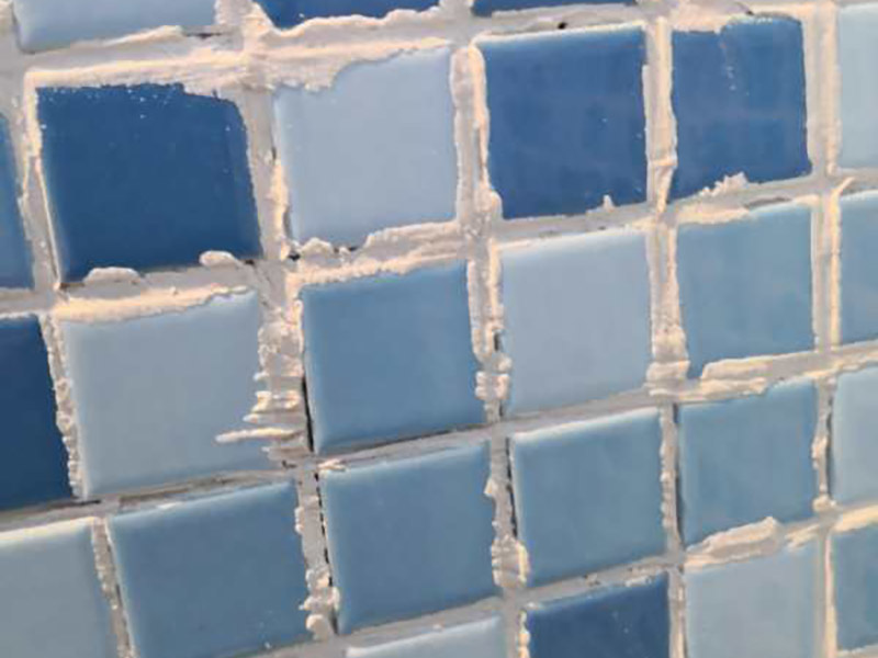 浴室馬賽克清縫：1、用抹灰刀把墻面處理平整，用干抹布處理掉墻面灰塵; 2、將馬賽克粘合劑輔料用鋸齒刮刀均勻鋪于墻面2mm厚，用齒刀把表面刮成均勻條紋機理; 3、按順序?qū)ⅠR賽克貼于墻上，注意每片之間的距離，和顆粒之間的距離保持一致，每抹好一平米左右輔料基底并刮好紋理即可開始鋪貼; 4、鋪貼完用海綿刀輕拍，處理掉馬賽克表面周邊的膠泥輔料，便于填縫; 5、填縫1平米左右，10-15分鐘后，就可以用濕毛巾或海綿擦拭表面殘留的填縫劑，小心不要把縫隙里的填縫劑抹掉;