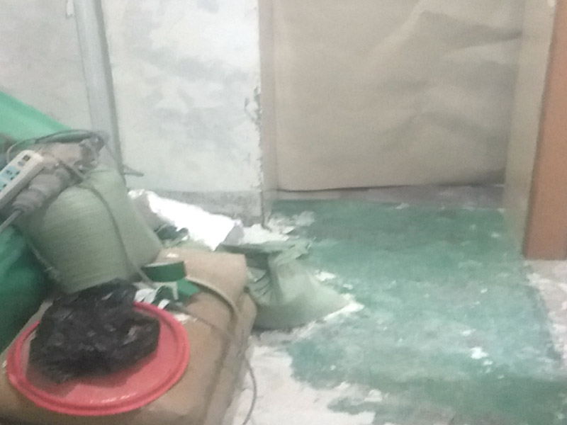 墻面鏟除翻新施工：在墻面翻新前，需要先將舊漆回面鏟除干凈，答之后在進(jìn)行打磨，將墻面的浮沉雜物都清理干凈。如果墻面有凹凸不平的情況，要先用膩?zhàn)有扪a(bǔ)，如果墻面出現(xiàn)空鼓的現(xiàn)象，也要將整面的墻皮進(jìn)行鏟除，在做后續(xù)的處理?；鶎幼鐾旰?，需要將施工區(qū)域的家具物件移除，避免在翻新過程中，使家具受到損傷。 在刮膩?zhàn)又?，先用尺子檢測(cè)一下墻面的平整度，在施工時(shí)，對(duì)不平整的地方進(jìn)行多次涂刮，修補(bǔ)好不平整的區(qū)域。一般膩?zhàn)庸蝺杀榧纯桑看文佔(zhàn)庸瓮旰笠M(jìn)行打磨，可以讓墻面更加光滑。膩?zhàn)痈赏负螅賹?duì)墻面進(jìn)行油漆涂刷，底漆要先刷，施工力度要均勻，這樣漆膜厚度也相對(duì)一致，然后開始面漆施工，一定要讓漆面自然干透。