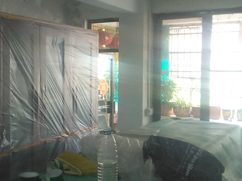 墻面鏟除翻新施工：在墻面翻新前，需要先將舊漆回面鏟除干凈，答之后在進(jìn)行打磨，將墻面的浮沉雜物都清理干凈。如果墻面有凹凸不平的情況，要先用膩?zhàn)有扪a(bǔ)，如果墻面出現(xiàn)空鼓的現(xiàn)象，也要將整面的墻皮進(jìn)行鏟除，在做后續(xù)的處理?；鶎幼鐾旰螅枰獙⑹┕^(qū)域的家具物件移除，避免在翻新過程中，使家具受到損傷。 在刮膩?zhàn)又?，先用尺子檢測(cè)一下墻面的平整度，在施工時(shí)，對(duì)不平整的地方進(jìn)行多次涂刮，修補(bǔ)好不平整的區(qū)域。一般膩?zhàn)庸蝺杀榧纯?，每次膩?zhàn)庸瓮旰笠M(jìn)行打磨，可以讓墻面更加光滑。膩?zhàn)痈赏负?，再?duì)墻面進(jìn)行油漆涂刷，底漆要先刷，施工力度要均勻，這樣漆膜厚度也相對(duì)一致，然后開始面漆施工，一定要讓漆面自然干透。