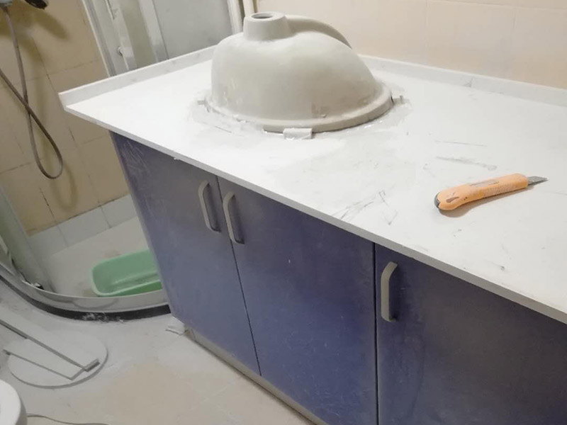 浴室柜裝修安裝:掛墻式浴室柜主柜安裝方法，按柜子掛鐵片的孔位、孔距，量出孔在墻面上的位置。用沖擊鉆在墻面上打孔，再用已有的爆炸螺絲把柜子安裝在墻上。還有用水平尺測(cè)量柜子是否安裝水平，再把臺(tái)面盆放在柜子上面。浴室柜一般距離地面的高度是80cm-85cm，根據(jù)使用人的身高和習(xí)慣可以略做調(diào)節(jié)。