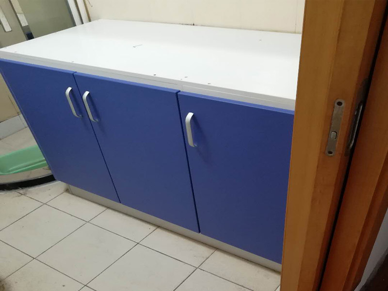 浴室柜裝修安裝:掛墻式浴室柜主柜安裝方法，按柜子掛鐵片的孔位、孔距，量出孔在墻面上的位置。用沖擊鉆在墻面上打孔，再用已有的爆炸螺絲把柜子安裝在墻上。還有用水平尺測(cè)量柜子是否安裝水平，再把臺(tái)面盆放在柜子上面。浴室柜一般距離地面的高度是80cm-85cm，根據(jù)使用人的身高和習(xí)慣可以略做調(diào)節(jié)。