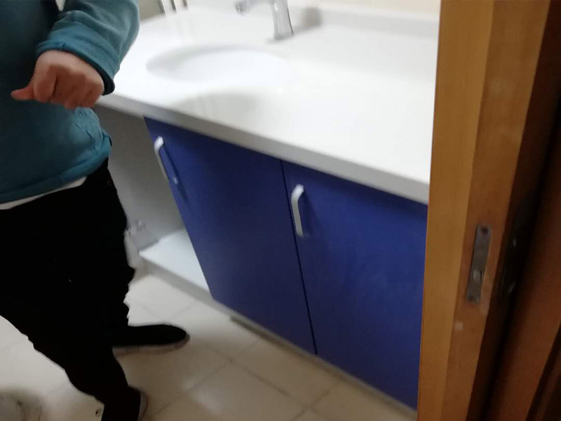 浴室柜裝修安裝:掛墻式浴室柜主柜安裝方法，按柜子掛鐵片的孔位、孔距，量出孔在墻面上的位置。用沖擊鉆在墻面上打孔，再用已有的爆炸螺絲把柜子安裝在墻上。還有用水平尺測(cè)量柜子是否安裝水平，再把臺(tái)面盆放在柜子上面。浴室柜一般距離地面的高度是80cm-85cm，根據(jù)使用人的身高和習(xí)慣可以略做調(diào)節(jié)。