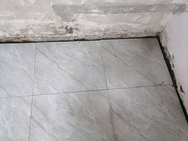 走廊地面貼磚案例:首先，要先清理現(xiàn)場，先灑適量的水以利施，在施工地面撒上水泥粉，以掃把撥弄均勻，以增加與水泥沙漿的粘著性，在施工地點測出水平落差最高的地方：首先在每一面的墻上，分別測出其水平線。 然后，以每一面墻的水平落差的最高點基準，以水泥沙漿為標記，做為打底的水平基準，將水泥與沙以1：3的比例混合成水泥沙漿，以約六尺的木尺打底，徹底抹平，拉放樣線，再次撥灑水泥粉，以增加瓷磚的粘著性，在貼瓷磚的過程中，一方以槌柄輕敲瓷磚，讓它能確實吃漿。另一方面，并以水平尺測量，確保瓷磚水平，貼完之后，先以海綿沾水將瓷磚擦干凈。