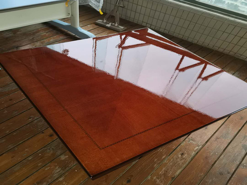 家具打蠟維修：首先要去除家具表面的灰塵，在打掃灰塵時，一定要用兩塊潔凈的棉布，一是潤濕的，二是干的。先用潤濕的棉布將其表面干凈，再用干的棉布將那些水漬擦干?；覊m一定要弄干凈，不然在上蠟時，有灰塵會加大棉布與木質(zhì)家具之間的摩擦，將其表面損壞。 家具若是以前上過蠟的，先將原蠟去除。在去除時一定要小心，應(yīng)該用用溫性的清潔劑或者淡淡的非堿性肥皂水，將表面擦拭干凈，尤其要注意家具的一些縫隙要講它們的灰塵處理干凈，還有一些表面有一點(diǎn)損壞的，一定要小心再小心的處理，不然再次上蠟后會影響他的光澤度。