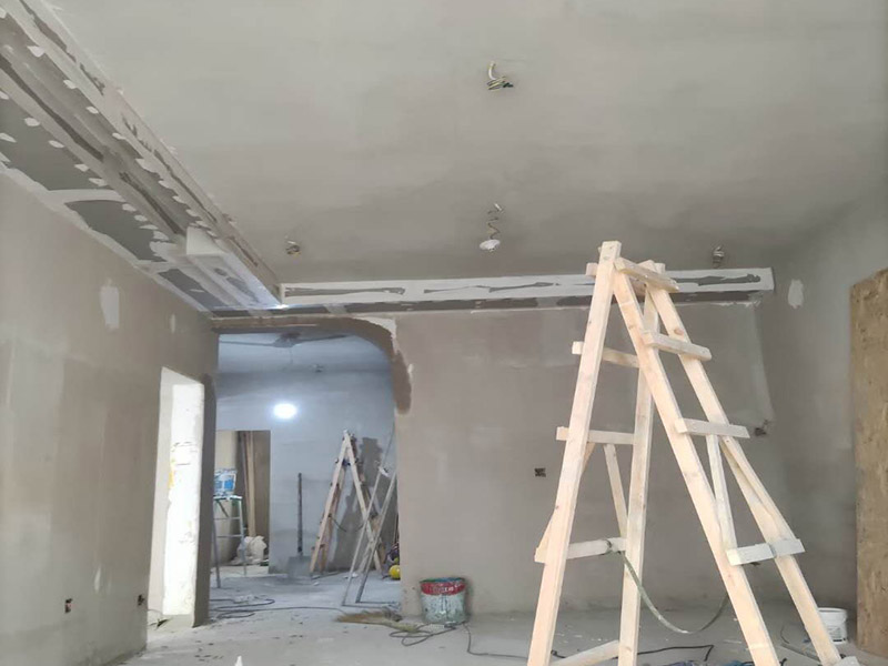 客廳吊頂造型施工：在客廳四周做吊頂，中間不做吊頂。這種吊頂可用木材夾板成型，設(shè)計成各種形狀，在配以射燈或筒燈，在不吊頂?shù)闹虚g不分配上新穎的吸頂燈。這樣會在視覺上增加視覺的層高，教適合于大空間的客廳。將客廳四周的吊頂做厚，而中間部分作薄，從而形成兩個明顯的層次。 確定吊頂區(qū)域,在相鄰墻面彈出水平線，畫龍骨固定線，頂面打空,栽內(nèi)漲絲,旋緊鍍鋅吊掛傳絲，架設(shè)輕鋼龍骨，用防銹自功釘固定石膏板并留出筒燈安裝點位，在石膏板銜接處預(yù)留8-10mm空隙,充填石膏外貼牛皮紙，用防銹漆將所有釘眼涂。