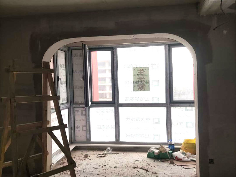 客廳吊頂造型施工：在客廳四周做吊頂，中間不做吊頂。這種吊頂可用木材夾板成型，設(shè)計成各種形狀，在配以射燈或筒燈，在不吊頂?shù)闹虚g不分配上新穎的吸頂燈。這樣會在視覺上增加視覺的層高，教適合于大空間的客廳。將客廳四周的吊頂做厚，而中間部分作薄，從而形成兩個明顯的層次。 確定吊頂區(qū)域,在相鄰墻面彈出水平線，畫龍骨固定線，頂面打空,栽內(nèi)漲絲,旋緊鍍鋅吊掛傳絲，架設(shè)輕鋼龍骨，用防銹自功釘固定石膏板并留出筒燈安裝點位，在石膏板銜接處預(yù)留8-10mm空隙,充填石膏外貼牛皮紙，用防銹漆將所有釘眼涂。