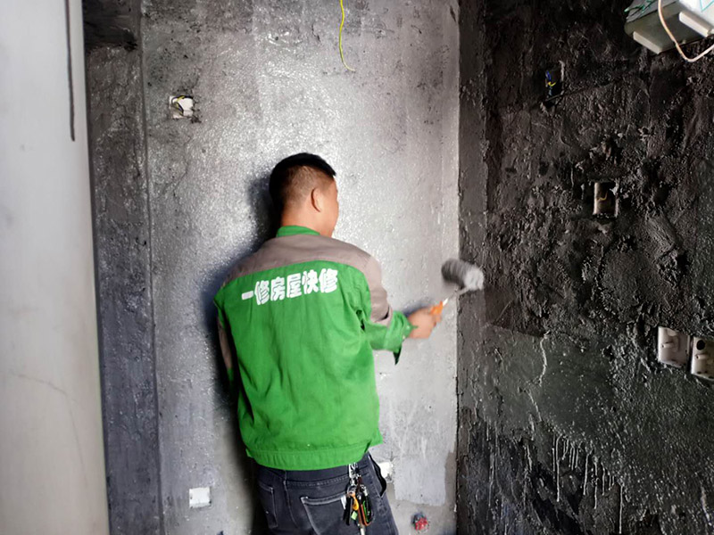 衛(wèi)生間地面刷防水：第一步：清理墻面和地面 在涂刷防水涂層之前，先要清理墻面和地面，同時要用連接的氣泵皮管吹盡陰角處的浮沉。 第二步：刷防水涂料；刷防水涂料時先刷墻角部位，交接處應(yīng)有200mm，不得有漏刷情況。 墻角涂刷完成后涂刷墻體：第一遍涂刷墻面時，應(yīng)上下縱向涂刷，第二遍涂刷墻體，應(yīng)左右橫向涂刷。注意、第二遍防水涂料間需要有一定時間間隔，待遍涂料干透后才能進行第二遍，具體時間視涂料而定。間隔時間太短，防水的效果會大打折扣。 第三步：閉水試驗 在涂刷完防水涂料后，不能立刻貼瓷磚，還必須進行防水測試。 防水測試具體方法是：堵住衛(wèi)生間排水口、地漏等，然后將衛(wèi)生間積水2~3cm。24小時后到樓下查看是否有水滲漏，一旦發(fā)現(xiàn)有滲水痕跡，必須馬上返工。