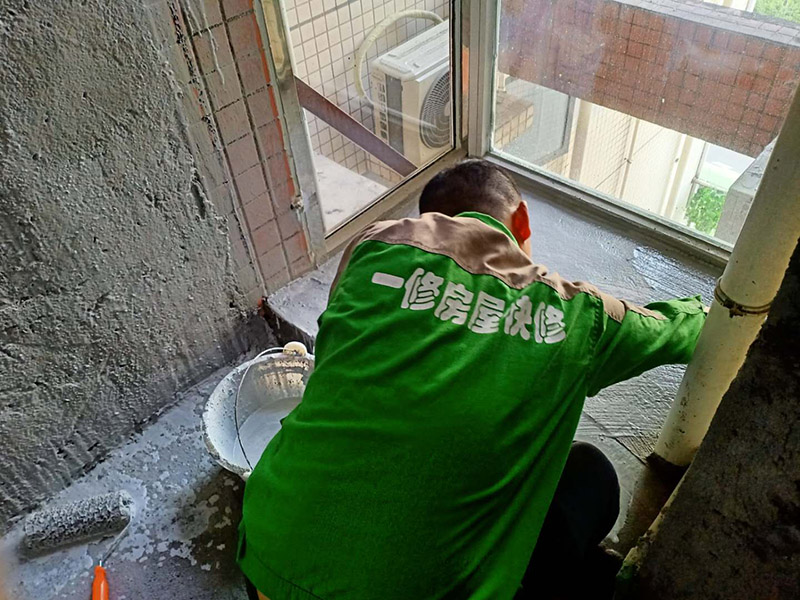 衛(wèi)生間地面刷防水：第一步：清理墻面和地面 在涂刷防水涂層之前，先要清理墻面和地面，同時要用連接的氣泵皮管吹盡陰角處的浮沉。 第二步：刷防水涂料；刷防水涂料時先刷墻角部位，交接處應(yīng)有200mm，不得有漏刷情況。 墻角涂刷完成后涂刷墻體：第一遍涂刷墻面時，應(yīng)上下縱向涂刷，第二遍涂刷墻體，應(yīng)左右橫向涂刷。注意、第二遍防水涂料間需要有一定時間間隔，待遍涂料干透后才能進行第二遍，具體時間視涂料而定。間隔時間太短，防水的效果會大打折扣。 第三步：閉水試驗 在涂刷完防水涂料后，不能立刻貼瓷磚，還必須進行防水測試。 防水測試具體方法是：堵住衛(wèi)生間排水口、地漏等，然后將衛(wèi)生間積水2~3cm。24小時后到樓下查看是否有水滲漏，一旦發(fā)現(xiàn)有滲水痕跡，必須馬上返工。