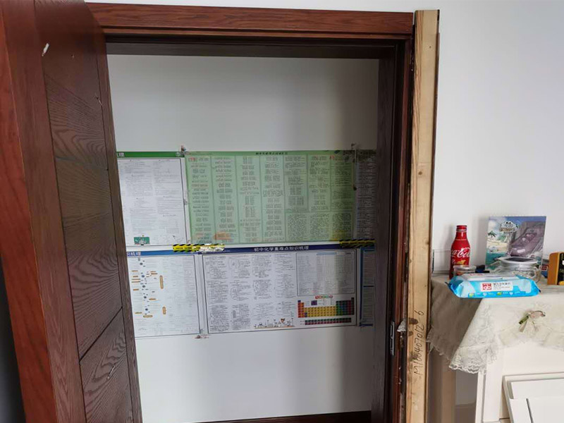 門框維修翻新:首先就應(yīng)該想到將變形的門框拆下來，然后重新修理一下，再重新把門框裝上去，但是，如果不及時修復(fù)，可能就需要更換。 門框變形關(guān)不上門，還可以換一種思路，那就是如果室內(nèi)的門關(guān)不上了，那么不想修理門框的前提下，就應(yīng)該將門進行修復(fù)?？梢試L試拆了門上的鉸鏈，因為木門或者門框如果繼續(xù)變形，拆掉鉸鏈就可以正常開關(guān)門了，這也是一種比較方便的方法。也是有熱膨脹的原因，熱脹冷縮的道理，導(dǎo)致了門可能關(guān)不上，適當(dāng)調(diào)節(jié)溫度才行。