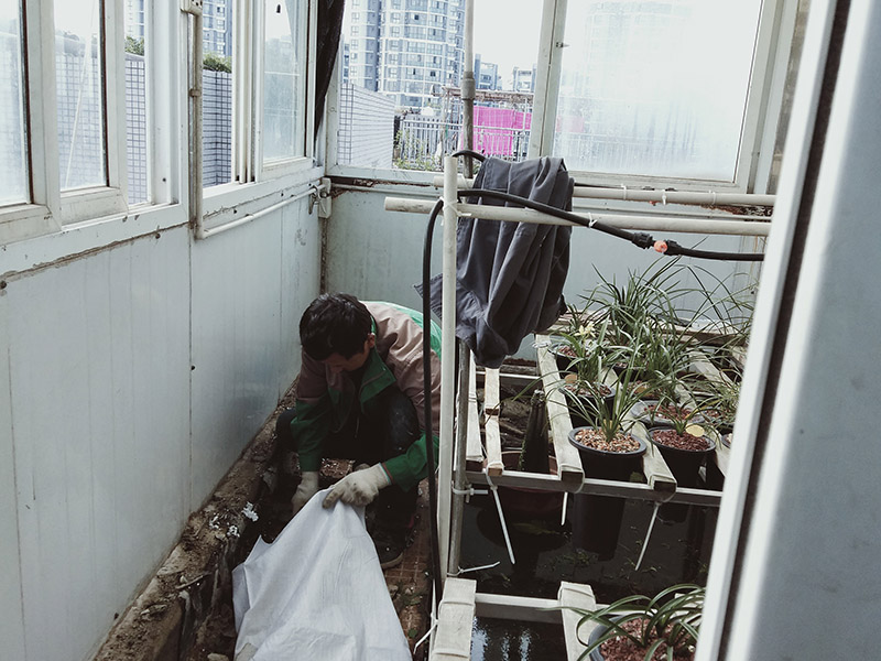 墻面防水建渣清理：1、基層清理干凈，原墻地面表面要堅實，不應(yīng)有起沙、掉灰或空鼓。 2、對上下水管根部清理并進行堵漏處理。 3、用10-15㎜寬美紋紙根據(jù)墻面設(shè)計施工高度粘貼輪廓線。 4、第一遍乳液涂刷施工，順序從上至下，從里到外，不得漏刷。 5、干燥24小時后，涂刷第二遍乳液，使兩遍乳液形成完整的防水層。 6、干燥24小時后，做24小時閉水試驗，放水高度不低于30㎜，24小時內(nèi)無滲漏為合格。 7、表面水泥灰漿拉毛后，可以直接貼磚施工。