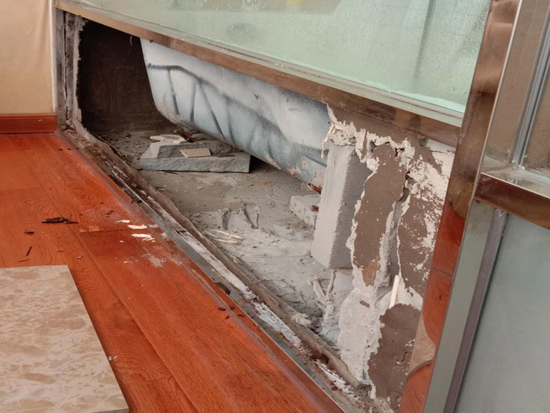 浴缸底部漏水維修：1、塑料下水軟管時(shí)間長(zhǎng)了老化，破洞，導(dǎo)致漏水，換個(gè)下水管就可以了。 2、下水口與浴缸的交接處，有縫隙，導(dǎo)致漏水，解決辦法，把下水口用干毛巾擦干，用玻璃膠密封就可以了。 3、下水管沒有完全插進(jìn)從浴缸下地面的排水管，導(dǎo)致漏水，解決就是把浴缸抬起插好下水管就可以了?！　?4、可能是下水口和浴缸結(jié)合的部位開膠，造成滲漏，仔細(xì)檢查，用防水萬能膠重新膠一周，等干裂密合了再使用。下水口與浴缸的交接處，有縫隙，導(dǎo)致漏水，解決辦法，把下水口用干毛巾擦干，用玻璃膠密封就可以了。