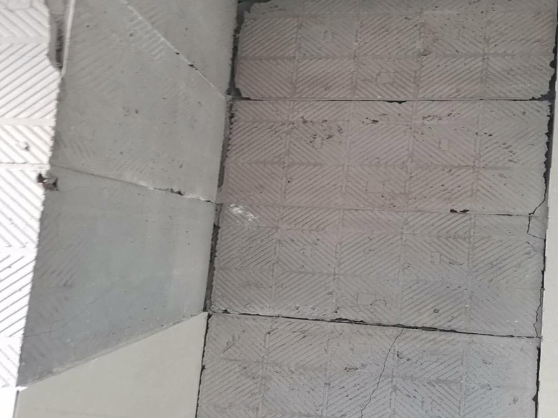 瓷磚空鼓維修鋪貼：首先，先使用空鼓錘敲擊墻面確認(rèn)空鼓范圍。如果敲擊的聲音比較沉悶的話，說明鋪貼比較實也比較牢固。反之，發(fā)出&ldquo;咚咚&rdquo;清脆的聲響的話，說明瓷磚存在空鼓。然后在開孔處注射瓷磚空鼓修復(fù)膠。如有溢出的膠水盡量在干固之前用濕抹布擦掉，如填縫處有膠水滲出是因為原有的填縫劑密度不夠，可重新涂抹一層密度較大的填縫劑。最后使用填縫劑填補孔位，擦掉多余的填縫劑。