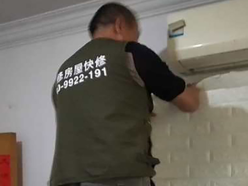 墻面裝飾拆除：1、舊墻皮鏟除 2、墻面清理，檢查是否有孔洞、油污、不平整的地方，如有需要，先修補(bǔ)然后施工。 3、批刮膩?zhàn)?，選用較好的墻襯一類的防水膩?zhàn)?，一般?遍，第一遍批刮后1小時(shí)表干后打磨平整。 4、批刮第二遍膩?zhàn)樱稍锖蟠蚰?，注意選用600目以上砂紙，否則墻面刮痕會(huì)嚴(yán)重。 5、用200瓦的大燈泡靠近墻面檢查是否有不平整或砂眼，如有局部修補(bǔ)。 6、用干凈毛巾徹底清理墻面灰塵，用吸塵器清理干凈。 7、調(diào)配膠漆底漆，選用較好的羊毛刷或使用噴涂方式施工。 8、按次序涂刷1遍底漆，2遍面漆，每遍中間間隔要在1小時(shí)以上。 9、涂刷完成后，養(yǎng)護(hù)7-14天，不要拿手摸漆面。 10、7-14天后，養(yǎng)護(hù)完成。