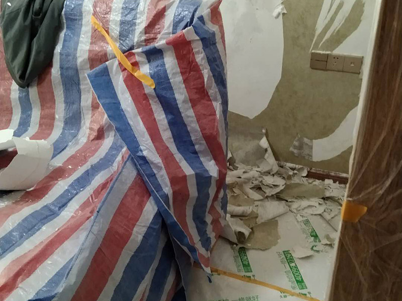 撕墻紙成品保護(hù):在墻面頂部選一塊不顯眼的角落，用美工刀的刀尖將墻紙掀起。注：揭除可剝離墻紙時(shí)，掀起墻紙一角，將其從墻上撕下，手要盡量靠近墻面，這樣可將撕破墻紙的可能性降到最低。 墻紙、墻布裝飾面已經(jīng)裱糊完成的房間應(yīng)該及時(shí)清理干凈，在后續(xù)施工過(guò)程中，不要再作為物料 房或休息室使用，避免墻紙、墻布遭受污染或損壞，房間最好及時(shí)上鎖，并定期做好通風(fēng)換氣、排氣的工作。 墻面裱糊時(shí)，各道工序必須嚴(yán)格按照規(guī)程施工，操作時(shí)要做到干凈利落，邊縫要切割整齊到位，膠痕跡要擦干凈。