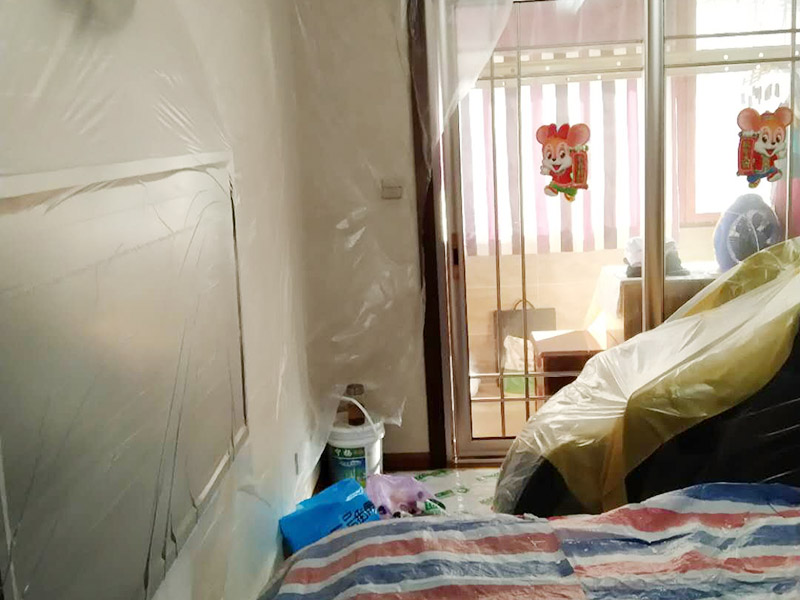 撕墻紙成品保護(hù):在墻面頂部選一塊不顯眼的角落，用美工刀的刀尖將墻紙掀起。注：揭除可剝離墻紙時(shí)，掀起墻紙一角，將其從墻上撕下，手要盡量靠近墻面，這樣可將撕破墻紙的可能性降到最低。 墻紙、墻布裝飾面已經(jīng)裱糊完成的房間應(yīng)該及時(shí)清理干凈，在后續(xù)施工過(guò)程中，不要再作為物料 房或休息室使用，避免墻紙、墻布遭受污染或損壞，房間最好及時(shí)上鎖，并定期做好通風(fēng)換氣、排氣的工作。 墻面裱糊時(shí)，各道工序必須嚴(yán)格按照規(guī)程施工，操作時(shí)要做到干凈利落，邊縫要切割整齊到位，膠痕跡要擦干凈。