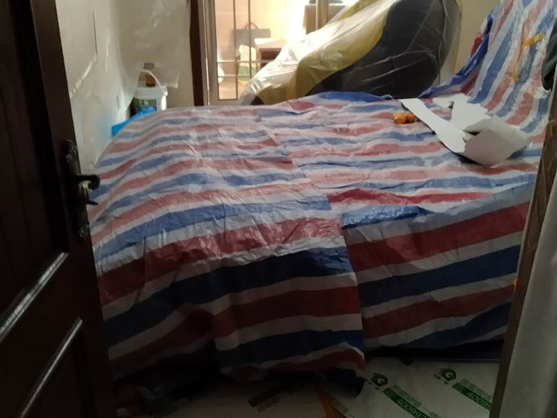 撕墻紙成品保護(hù):在墻面頂部選一塊不顯眼的角落，用美工刀的刀尖將墻紙掀起。注：揭除可剝離墻紙時(shí)，掀起墻紙一角，將其從墻上撕下，手要盡量靠近墻面，這樣可將撕破墻紙的可能性降到最低。 墻紙、墻布裝飾面已經(jīng)裱糊完成的房間應(yīng)該及時(shí)清理干凈，在后續(xù)施工過(guò)程中，不要再作為物料 房或休息室使用，避免墻紙、墻布遭受污染或損壞，房間最好及時(shí)上鎖，并定期做好通風(fēng)換氣、排氣的工作。 墻面裱糊時(shí)，各道工序必須嚴(yán)格按照規(guī)程施工，操作時(shí)要做到干凈利落，邊縫要切割整齊到位，膠痕跡要擦干凈。