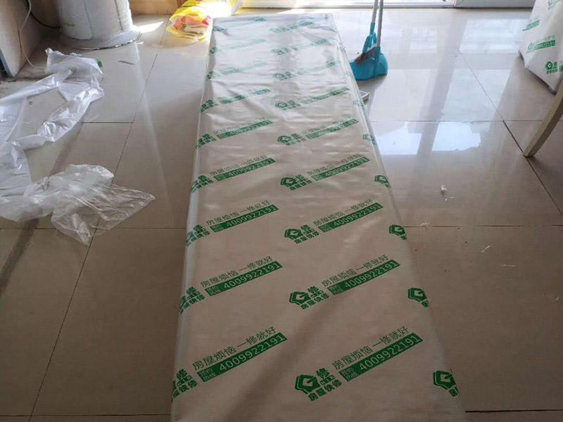 撕墻紙成品保護(hù):在墻面頂部選一塊不顯眼的角落，用美工刀的刀尖將墻紙掀起。注：揭除可剝離墻紙時(shí)，掀起墻紙一角，將其從墻上撕下，手要盡量靠近墻面，這樣可將撕破墻紙的可能性降到最低。 墻紙、墻布裝飾面已經(jīng)裱糊完成的房間應(yīng)該及時(shí)清理干凈，在后續(xù)施工過(guò)程中，不要再作為物料 房或休息室使用，避免墻紙、墻布遭受污染或損壞，房間最好及時(shí)上鎖，并定期做好通風(fēng)換氣、排氣的工作。 墻面裱糊時(shí)，各道工序必須嚴(yán)格按照規(guī)程施工，操作時(shí)要做到干凈利落，邊縫要切割整齊到位，膠痕跡要擦干凈。