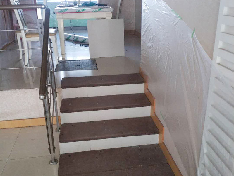 撕墻紙成品保護(hù):在墻面頂部選一塊不顯眼的角落，用美工刀的刀尖將墻紙掀起。注：揭除可剝離墻紙時(shí)，掀起墻紙一角，將其從墻上撕下，手要盡量靠近墻面，這樣可將撕破墻紙的可能性降到最低。 墻紙、墻布裝飾面已經(jīng)裱糊完成的房間應(yīng)該及時(shí)清理干凈，在后續(xù)施工過(guò)程中，不要再作為物料 房或休息室使用，避免墻紙、墻布遭受污染或損壞，房間最好及時(shí)上鎖，并定期做好通風(fēng)換氣、排氣的工作。 墻面裱糊時(shí)，各道工序必須嚴(yán)格按照規(guī)程施工，操作時(shí)要做到干凈利落，邊縫要切割整齊到位，膠痕跡要擦干凈。