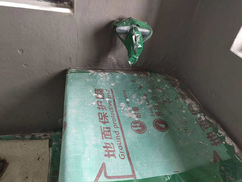 衛(wèi)生間防水處理：首先就要把衛(wèi)生間的地平面整平，地面不平，在涂刷防水涂料的時候就可能會涂不均勻，又或是地面因為不平而容易裂開，這即使是涂了防水涂料上去也會隨著地面裂開。 衛(wèi)生間的墻面上也需要做防水處理，一般都是自地平面向上在墻面上涂刷30cm，這是為了不讓積水滲透到墻面里形成返潮；不過有許多家庭都會使用淋浴房，在這一塊區(qū)就需要把防水涂料涂刷到180cm，這樣噴頭的水就不容易滲入墻內(nèi)；如果是浴缸，那就把高度涂高到浴缸之上30cm。 防水層涂刷好后，需要涼一定的時間。這樣是為了讓防水層與墻面更好地融合在一起，以防止在之后的施工中對防水層造成破壞，這點在之后的鋪地磚過程中猶其是要注意。 在墻與地面相接處，也包括角落部分，還有管與建筑效接處，這幾個地方就要用高彈性的柔性防水涂料，這幾個地方要特別注意，會漏水的地方經(jīng)常是這幾個地方。