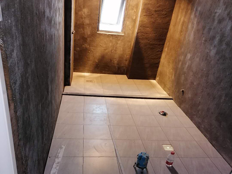 衛(wèi)生間防水貼磚：一般的防水施工要做2到3遍，而且防水的順序也是有講究的，比如，要先做完墻面防水再貼墻磚，其次才可以做地面防水，再貼地磚。因為地面經常會踩來踩去，地面防水如果先做了會很容易踩壞。一般情況下，在2到3遍的防水層全部做好后，會有5到7天的固化期，固化期到了，我們也需要重新測試防水做的好不好，漏不漏水，這就需要再加水測試24小時后看看家里地面水位是否下降，或者看看樓下鄰居的衛(wèi)生間有沒有漏水的痕跡。 如果沒有漏水，那要記得再用一層水泥砂漿做一層防水保護，其目的是防止貼磚工作摩擦二次破壞防水層表面。但如果還是漏水，那就說明防水沒做徹底，需要重做防水。按照第一次的工序再等待干透和測試，沒有問題就可以鋪貼地磚了。