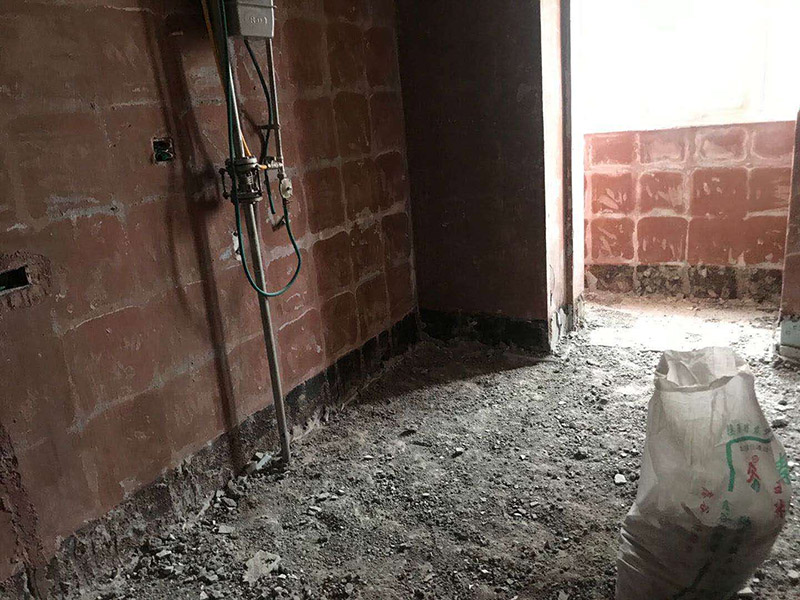 廚房拆除重裝施工：拆除舊廚房是工程中的第一項，將情墻面和地面上原有的瓷磚全部砸掉，不要只砸掉一半或一部分，以免后面在鋪貼時有縫隙。拆除吊頂、廚具和燈具，需按照一定的流程拆除。如果想要重新將廚房整頓一下，那么就將廚房的一切原有的都拆除掉。水路和電路的設(shè)計都是很隱藏的，一般都會做成暗管，隱藏在墻面或地面下，既美觀又不影響使用。做防水是必要的步驟，當(dāng)抹平的水泥完全干透后，要在上面涂抹2-3遍的防水涂料。防水涂料完全干透后，要做防水實驗。貼磚時避免直接站在防水層上，以免踩壞防水層。貼磚工人要站在做完防水處理后的地面上進(jìn)行鋪貼瓷磚。貼瓷磚時要防止出現(xiàn)空鼓和參差不齊的現(xiàn)象。瓷磚和地磚鋪貼完成后，就要按照流程安裝其他家具，比如櫥柜、吊頂和燈具等等。