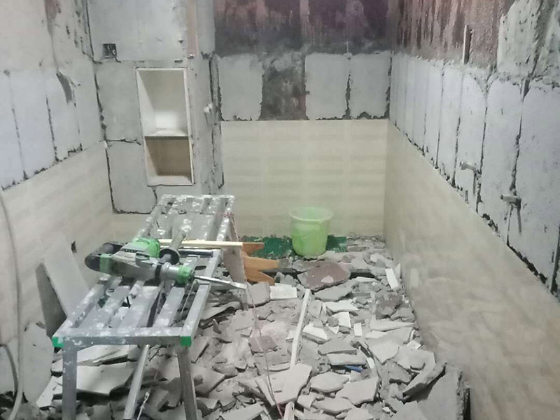 廚房拆除重裝施工：拆除舊廚房是工程中的第一項，將情墻面和地面上原有的瓷磚全部砸掉，不要只砸掉一半或一部分，以免后面在鋪貼時有縫隙。拆除吊頂、廚具和燈具，需按照一定的流程拆除。如果想要重新將廚房整頓一下，那么就將廚房的一切原有的都拆除掉。水路和電路的設(shè)計都是很隱藏的，一般都會做成暗管，隱藏在墻面或地面下，既美觀又不影響使用。做防水是必要的步驟，當(dāng)抹平的水泥完全干透后，要在上面涂抹2-3遍的防水涂料。防水涂料完全干透后，要做防水實驗。貼磚時避免直接站在防水層上，以免踩壞防水層。貼磚工人要站在做完防水處理后的地面上進(jìn)行鋪貼瓷磚。貼瓷磚時要防止出現(xiàn)空鼓和參差不齊的現(xiàn)象。瓷磚和地磚鋪貼完成后，就要按照流程安裝其他家具，比如櫥柜、吊頂和燈具等等。