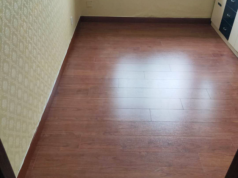 全屋地板換新服務：鋪地板前都要做一件事，就是清理施工現場，將地面的垃圾清掃干凈，特別是角落要注意清潔干凈，做到無塵無污染。清潔往后開始做地面找平工作，其地面的水平要保持在2mm的誤差內，超過的話就必須要做找平了，否則地板鋪好后腳感也會不好的。鋪地板前還需要先將地板進行預鋪，主要是因為地板是錯落安裝的，預鋪一下，根據室內尺寸進行，肯定是有部分地板需要一分為二，預鋪后根據尺寸來鋸，可以避免地板損耗。地板有一定的膨脹率，因此鋪裝前要在其與墻面接觸的部位預留膨脹縫，以免地板起鼓，膨脹縫的大小一般和地板的膨脹系數有關系。