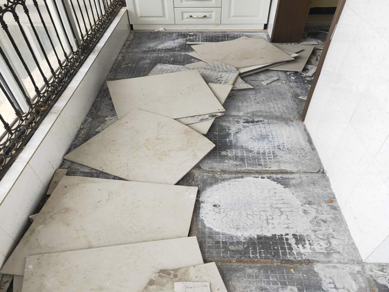 全屋瓷磚拆除施工:首先要撬開(kāi)大門口的那塊地磚，因?yàn)槟菈K地du磚是有一邊露在外面的所以比較容易撬開(kāi)。再用扁的鑿子一片一片的往里撬，如果水泥砂漿做的不是特別牢固的話可以直接用錘子把扁撬敲擊地磚和水泥地中間的縫隙。