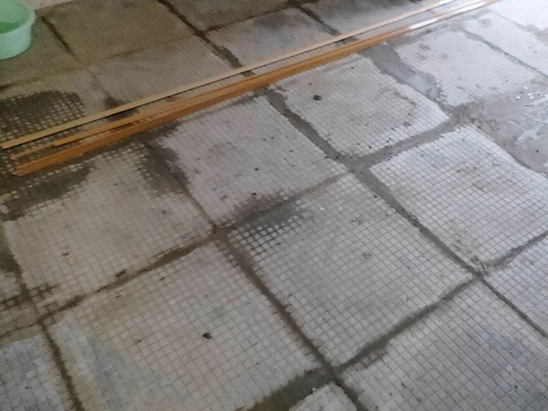 全屋瓷磚拆除施工:首先要撬開(kāi)大門口的那塊地磚，因?yàn)槟菈K地du磚是有一邊露在外面的所以比較容易撬開(kāi)。再用扁的鑿子一片一片的往里撬，如果水泥砂漿做的不是特別牢固的話可以直接用錘子把扁撬敲擊地磚和水泥地中間的縫隙。