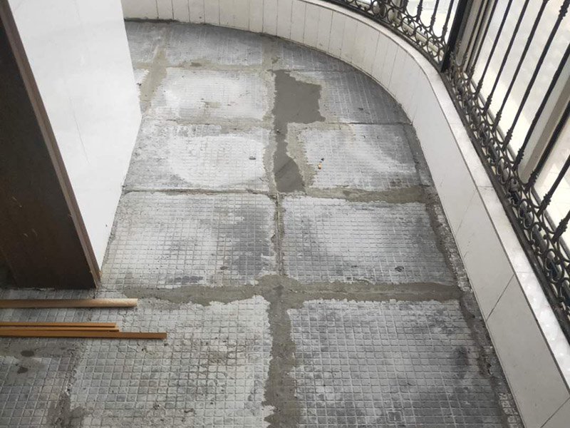 全屋瓷磚拆除施工:首先要撬開(kāi)大門口的那塊地磚，因?yàn)槟菈K地du磚是有一邊露在外面的所以比較容易撬開(kāi)。再用扁的鑿子一片一片的往里撬，如果水泥砂漿做的不是特別牢固的話可以直接用錘子把扁撬敲擊地磚和水泥地中間的縫隙。