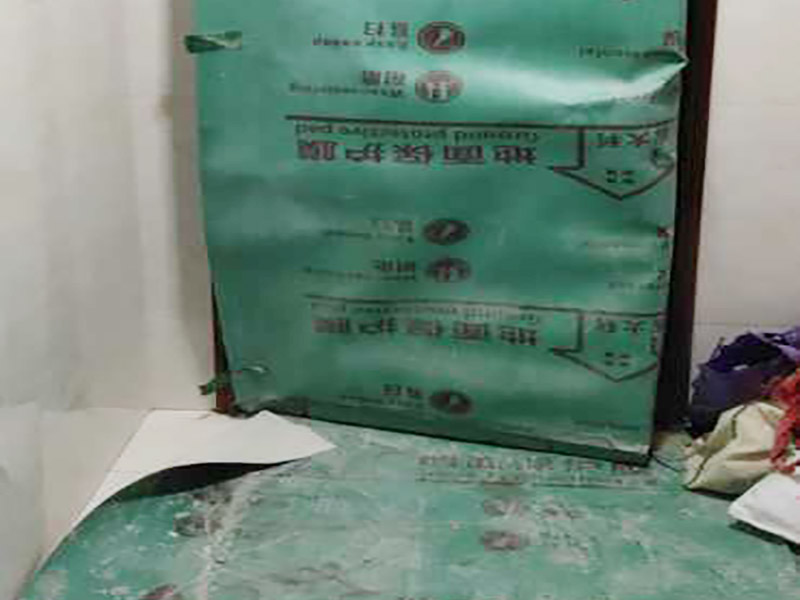 浴室瓷磚鋪貼裝修：在鋪貼瓷磚前，要先把還沒涂抹水泥的地磚鋪在地上，并敲平，然后在地磚上涂滿水泥，鋪在地面，鋪地磚的過程中要對(duì)齊四塊磚的對(duì)角位置。  另外，在鋪貼瓷磚時(shí)也要講究鋪貼順序，在鋪地磚時(shí)應(yīng)從內(nèi)向外貼，有坡度或地漏的地方，要注意排水方向找坡，而墻面磚應(yīng)從下往上貼，底層的瓷磚要最后貼，這樣鋪貼出來才美觀，鋪完地磚后還要壓地磚。 瓷磚鋪貼像是用膠水把兩個(gè)東西粘貼在一起，如果物體表面有臟東西的話，粘貼就不會(huì)很牢固，因此在鋪貼瓷磚前我們要先清理浴室的墻面和地面。如果墻面本身有裂痕，也要先進(jìn)行處理再鋪貼瓷磚；而地面有不平或不直的地方也要先進(jìn)行找平處理，這樣貼出來的瓷磚才比較完美。