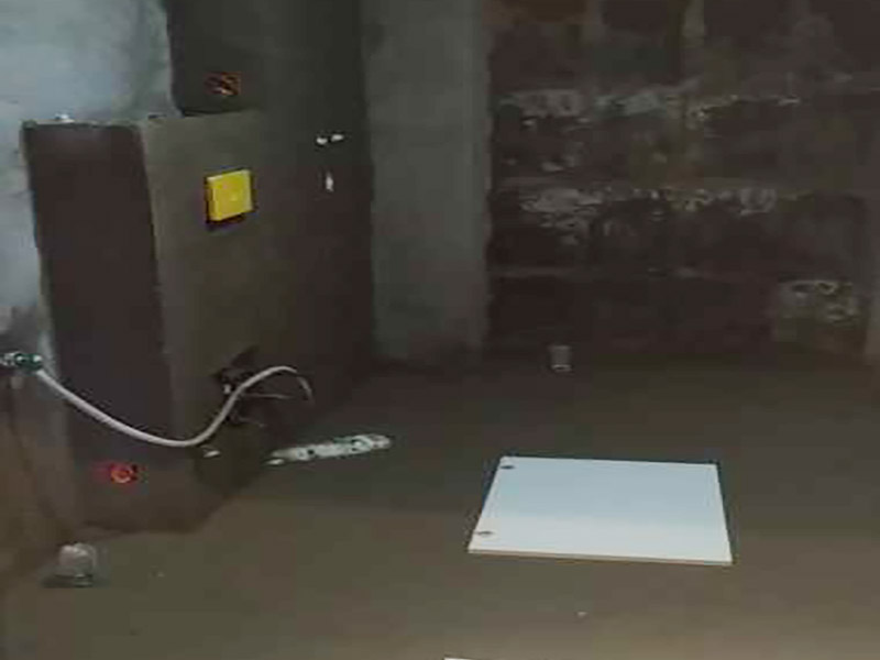 1.紅磚墻：在水箱支架邊緣及空隙處封砌紅磚，水箱前方砌約50mm紅磚墻，預(yù)留水箱保護(hù)框、沖水管、排水管、螺桿位置。小編提醒您紅磚的厚度選擇要適合，最小厚度約50mm。 　　2.輕鋼龍骨+防潮石膏板：安裝輕鋼龍骨時(shí) 要與水箱支架保持平整，石膏板要緊貼支架表面并固定，避免使用過程中出現(xiàn)裝飾材料破裂的現(xiàn)象。 　　3.灰磚+鋼絲網(wǎng)：在水箱支架邊緣及空隙處用磚砌，與支架表面保持平整。用略大于支架的鋼絲網(wǎng)把水箱支架整體封起來，將鋼絲網(wǎng)固定在磚墻上。若有需要可封兩層鋼絲網(wǎng)。