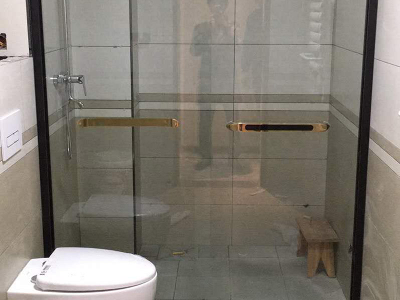 衛(wèi)生間裝修翻新:為了讓翻新后的衛(wèi)生間能給家人帶來更加的便利，首先要咨詢家里人的意見和使用習(xí)慣，如果家里有老人和小孩的話，防滑設(shè)施一定要到位。要全面分析戶型平面圖，使得對(duì)衛(wèi)生間的尺寸和排水位置等有一個(gè)大體的了解，然后在根據(jù)衛(wèi)生間的大小來安排好衛(wèi)生間設(shè)備的位置。如果原來的墻磚和地面很老舊的話，可以考慮把墻磚和地面打掉，然后在鋪貼新磚。這里要注意的是鋪貼新磚之前一定要對(duì)衛(wèi)生間做好防水。