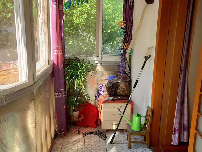 陽(yáng)臺(tái)改造前后對(duì)比：將陽(yáng)臺(tái)直接的重新的粉刷，那么就是使得這樣的老舊的痕跡消除，或者是直接的拆掉，重新安裝別的。老房子的陽(yáng)臺(tái)其實(shí)是比較的適合去重新的安裝一個(gè)新的承載系統(tǒng)，這樣話，就是能達(dá)到一個(gè)很好的裝修的效果。裝修陽(yáng)臺(tái)還可以將地面的瓷磚或者地板重新的拆開再去安裝，這樣的做法是能起到一個(gè)很好的效果的。