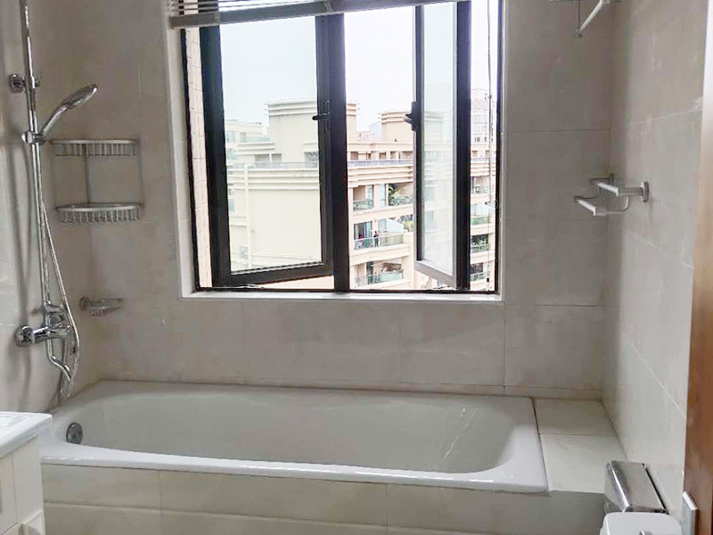 浴室裝修翻新案例：因為開發(fā)商在衛(wèi)生間的區(qū)域布局及使用功能的劃分上面，幾乎都是一個大概的布局，對于我們自身的生活習慣，不一定使用，這就需要重新設(shè)計布局及水電路的改造。測量好尺寸后，根據(jù)個人的生活習慣，設(shè)計制作衛(wèi)生間平面圖，完成平面設(shè)計后，我們就可以按照圖紙的尺寸到位于店面選擇合適的衛(wèi)浴產(chǎn)品了。根據(jù)選擇好的衛(wèi)浴產(chǎn)品進行衛(wèi)生間的水電改造施工在做防水施工的時候，如果要安裝蹲便器的衛(wèi)生間，請一定在回填后將蹲便的預留坑夯實整平后做防水，這樣就有效的避免了衛(wèi)生間漏水的問題。