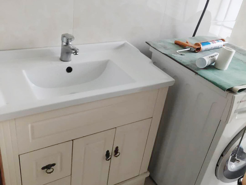 浴室裝修翻新案例：因為開發(fā)商在衛(wèi)生間的區(qū)域布局及使用功能的劃分上面，幾乎都是一個大概的布局，對于我們自身的生活習慣，不一定使用，這就需要重新設(shè)計布局及水電路的改造。測量好尺寸后，根據(jù)個人的生活習慣，設(shè)計制作衛(wèi)生間平面圖，完成平面設(shè)計后，我們就可以按照圖紙的尺寸到位于店面選擇合適的衛(wèi)浴產(chǎn)品了。根據(jù)選擇好的衛(wèi)浴產(chǎn)品進行衛(wèi)生間的水電改造施工在做防水施工的時候，如果要安裝蹲便器的衛(wèi)生間，請一定在回填后將蹲便的預留坑夯實整平后做防水，這樣就有效的避免了衛(wèi)生間漏水的問題。