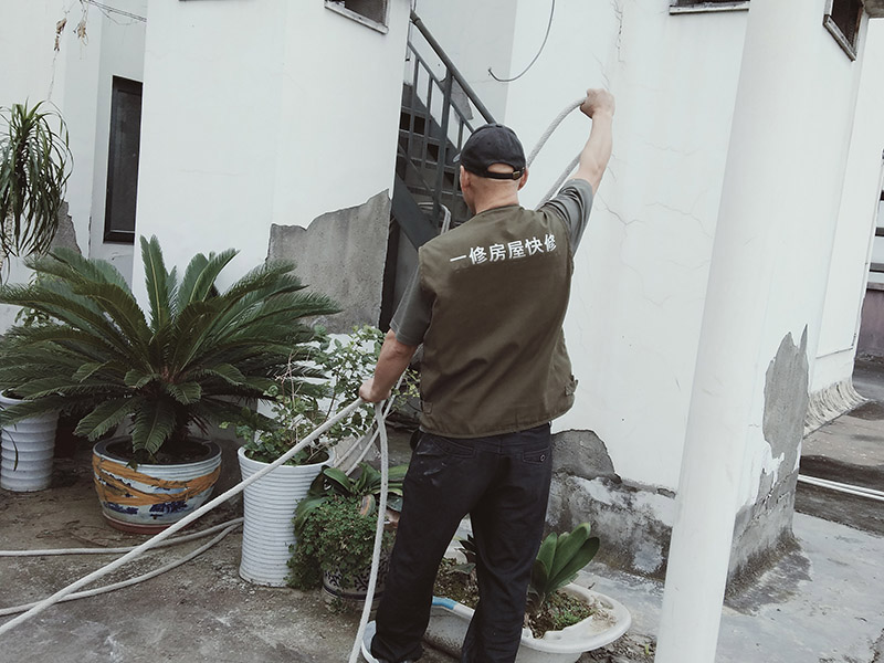 更換墻內(nèi)網(wǎng)線有技巧，兩人配合效率高，換線高手哪里找