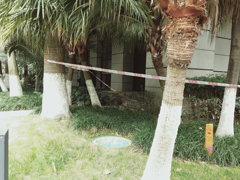 高空施工準(zhǔn)備工作：(1)施工前，應(yīng)逐級進行安全技術(shù)教育及交底，落實所有安全技術(shù)措施和人身防護用 品，未經(jīng)落實時不得進行施工。(2)高處作業(yè)中的安全標(biāo)志、工具、儀表、電氣設(shè)施和各種設(shè)備，必須在施工前加以 檢查，確認其完好，方能投入使用。