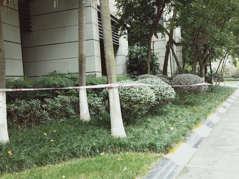 高空施工準(zhǔn)備工作：(1)施工前，應(yīng)逐級進行安全技術(shù)教育及交底，落實所有安全技術(shù)措施和人身防護用 品，未經(jīng)落實時不得進行施工。(2)高處作業(yè)中的安全標(biāo)志、工具、儀表、電氣設(shè)施和各種設(shè)備，必須在施工前加以 檢查，確認其完好，方能投入使用。