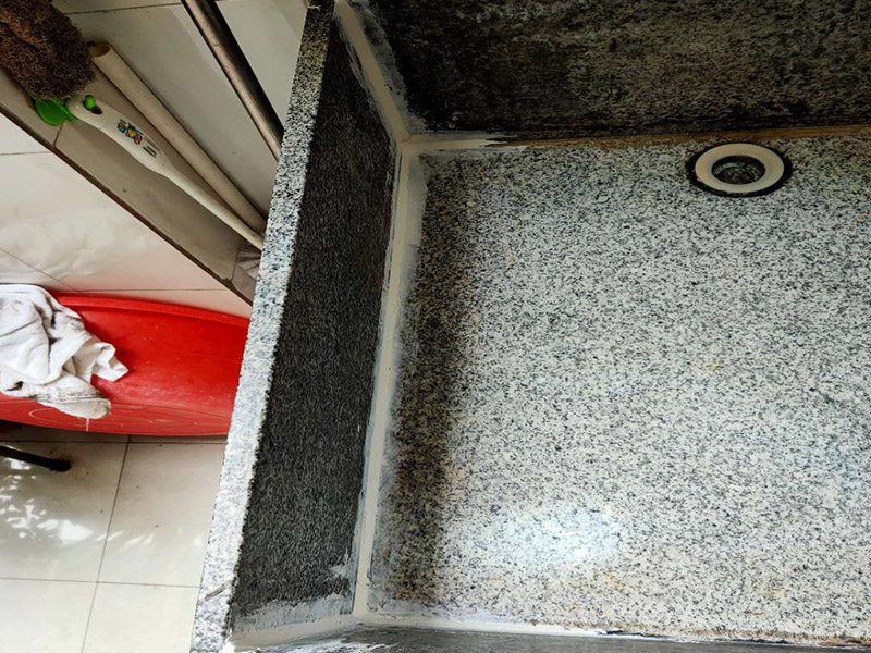 水池漏水打膠：1、將水池放好后，用筆沿著盆四邊畫一圈，然后把水池取上來；沿著畫的線打一圈玻璃膠，打好后把盆放下去壓一下，把多出來的膠用刮板刮掉就可以了。 2、玻璃膠可以換成密封條，密封條也具有防水的作用。密封條是硅膠制成，和玻璃膠的成分大體相同，防水的效果是完全相同的。